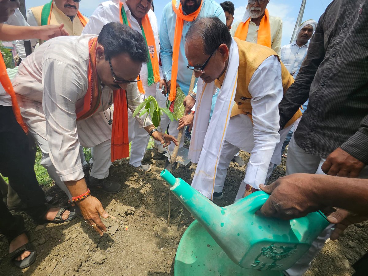 माननीय श्री @ChouhanShivraj जी ने आज विदिशा जिले के ग्राम अटारीखेजड़ा में पौधरोपण किया। इस अवसर पर स्थानीय कार्यकर्ताओं तथा ग्रामवासियों ने भी पौधे रोपे। #OnePlantADay