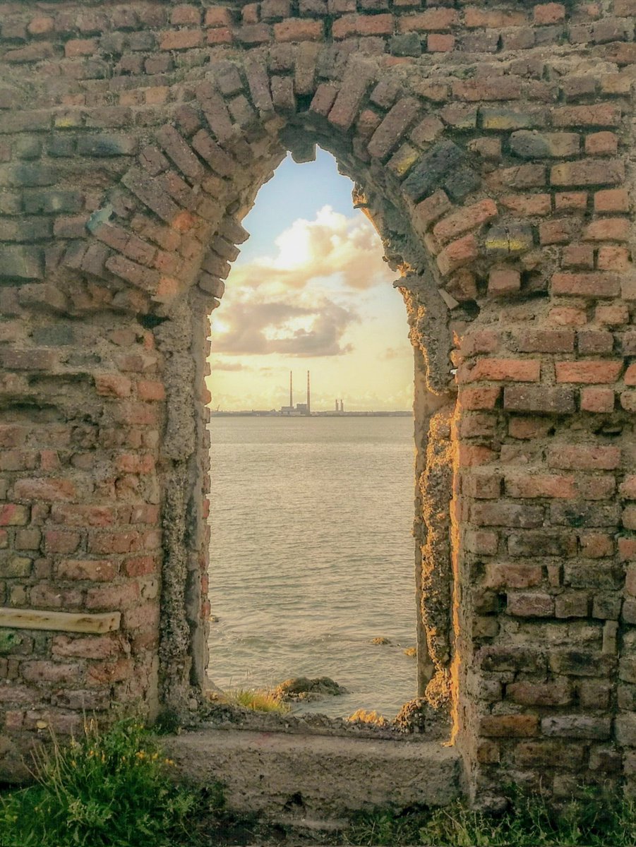 carlprenter01's tweet photo. Ruin with a view of Dublin Bay 
@PhotosOfDublin @OldeEire @OldDublinTown https://t.co/UGZvLc8n92