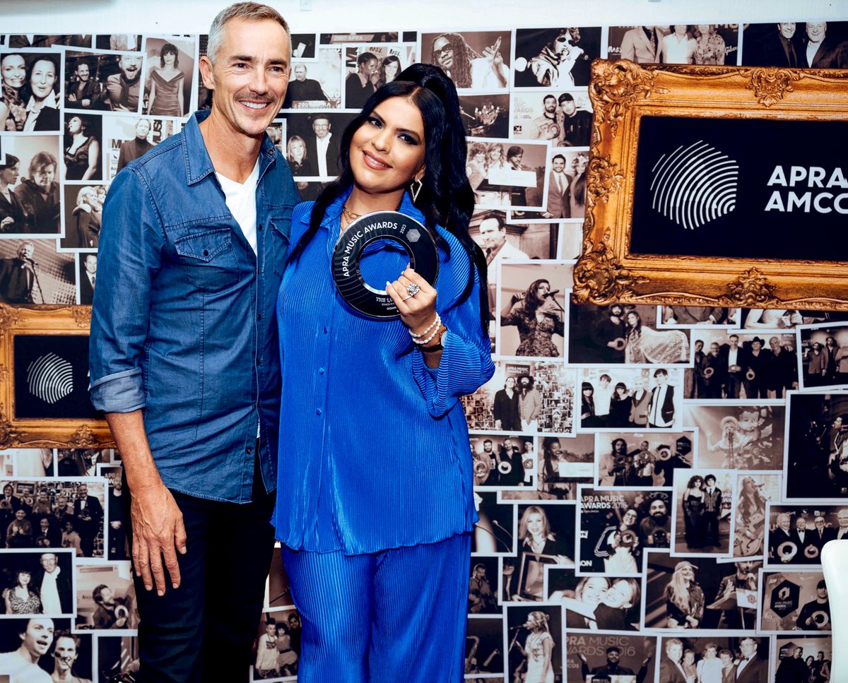 Thank you @APRAAMCOS for my Billions List Award!! 💙 .. @deanapra we look 👀 good in blue 😂💙🇦🇺🎶