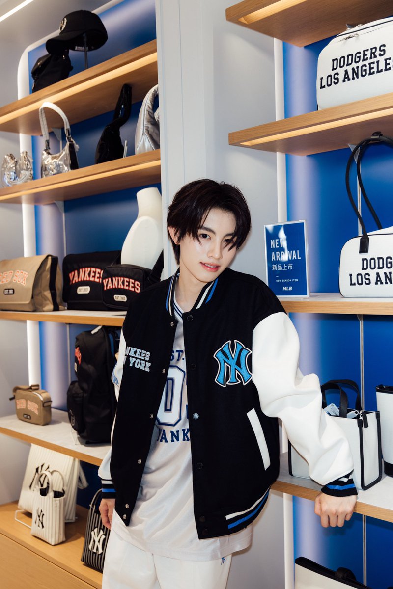 Blackcatupdate's tweet photo. “เอเอ อชิรกรณ์” ในงานเปิดตัว MLB K-Concept ที่แรกในไทย! ที่ Siam Square One ชั้น 2✨
#MLBSQ1withBUS
#AAashirakorn
#BUSbecauseofyouishine
#MLBcrewth
#MLBNewStoreOpening
#MLBSiamSquareOne https://t.co/Oxs3bBAQmm