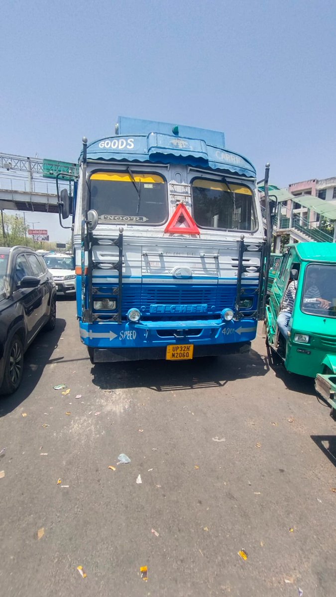 🚨Traffic Alert🚨 Traffic is running slow on Engineering college  Chauraha due to breakdown of a  Truck. Kindly plan your journey accordingly. @Uppolice @lkopolice @uptrafficpolice