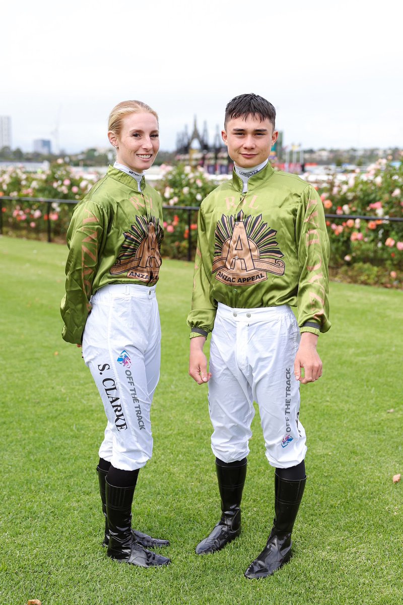 Tug-of-War 💪🏼 Ryan Houston and Sheridan Clarke didn’t come to mess about and neither did the kids! #ANZACDay #Flemington