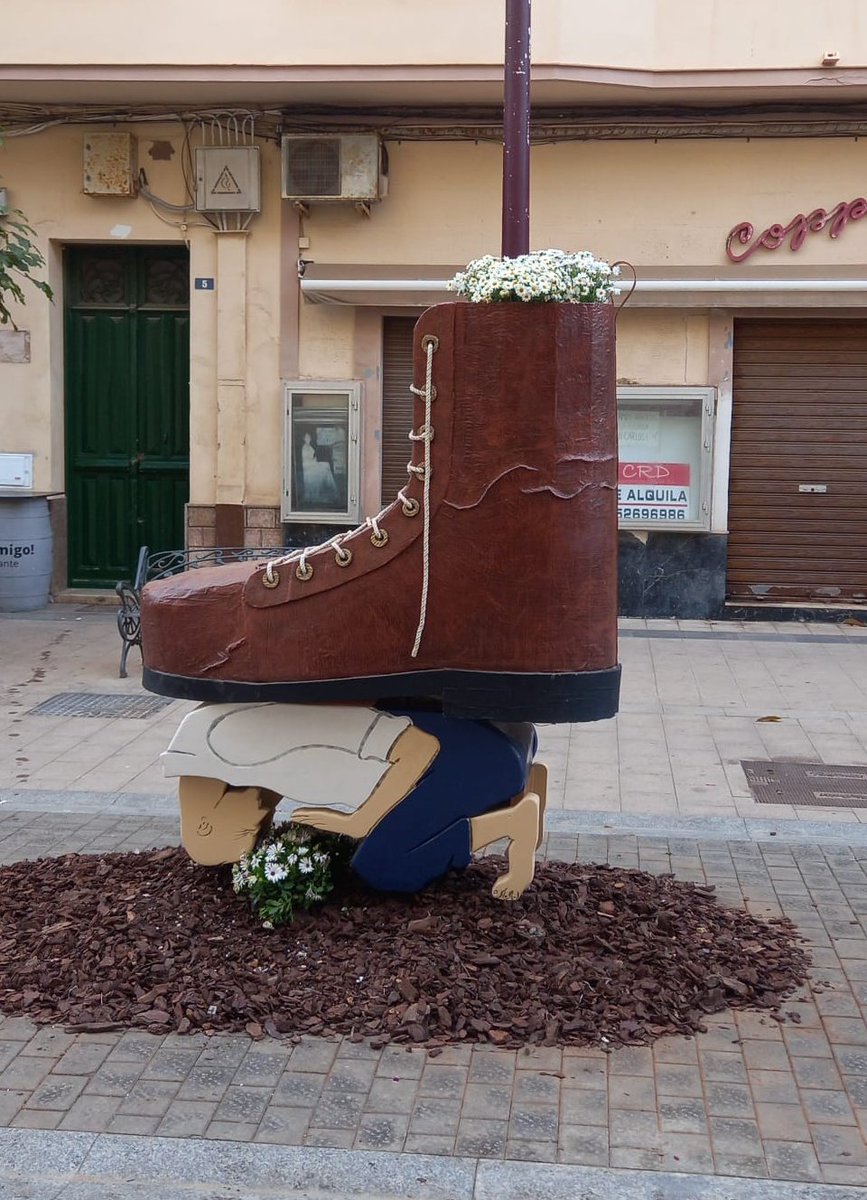 Talher_'s tweet photo. El objetivo de "Melilla en flor" es invitar a la ciudadanía y al turismo a descubrir los rincones de la ciudad bajo una perspectiva inédita, creativa y lúdica,con la llegada de la primavera. Este año duplicamos los espacios y exornos florales, especialmente en el centro peatonal. https://t.co/6oF8Y4hcpz