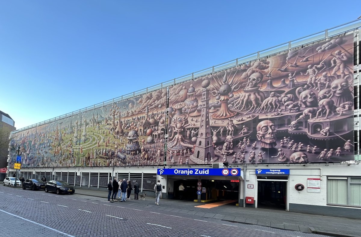 De oudste parkeergarage in Breda krijgt een metamorfose! De nieuwe Blind Wall van 53 meter (!) lang en de nieuwe naam 'Oranje Zuid' werden woensdagavond feestelijk onthuld! Het kunstwerk is geïnspireerd op Jheronimus Bosch en gemaakt met AI. Meer weten? 👉 bit.ly/4aVWXkU
