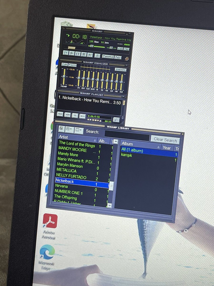 ipekakn's tweet photo. Bilgisayara winamp classic yukledim,uzun zamandir birsey beni bukadr mutlu etmemisti. Yaslanio muyum lan ben galiba? https://t.co/vtfifINXVT