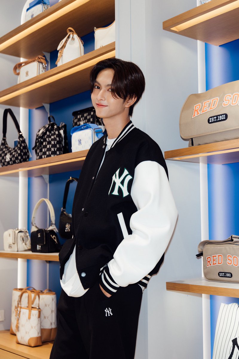 Blackcatupdate's tweet photo. “คอปเปอร์ เดชาวัต” ในงานเปิดตัว MLB K-Concept ที่แรกในไทย! ที่ Siam Square One ชั้น 2✨
#MLBSQ1withBUS
#COPPERdechawat
#BUSbecauseofyouishine
#MLBcrewth
#MLBNewStoreOpening
#MLBSiamSquareOne https://t.co/QxLHw4xLuh