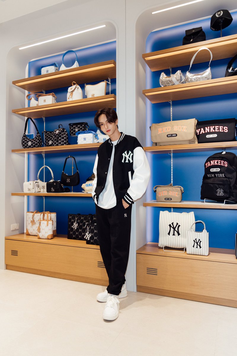 Blackcatupdate's tweet photo. “คอปเปอร์ เดชาวัต” ในงานเปิดตัว MLB K-Concept ที่แรกในไทย! ที่ Siam Square One ชั้น 2✨
#MLBSQ1withBUS
#COPPERdechawat
#BUSbecauseofyouishine
#MLBcrewth
#MLBNewStoreOpening
#MLBSiamSquareOne https://t.co/QxLHw4xLuh