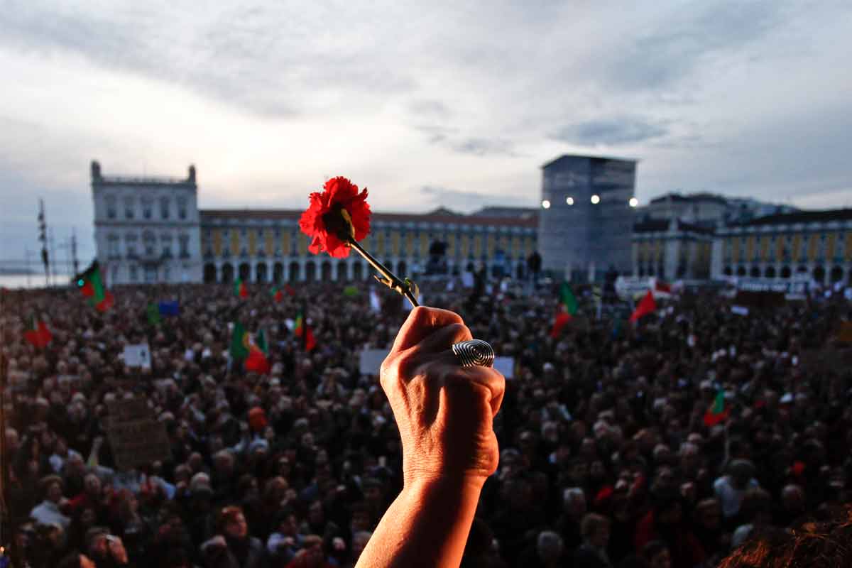 #Portugal 🇵🇹 : Il y a 50 ans jour pour jour, Le 25 avril 1974, le peuple portugais renversait la dictature de Salazar. Immense pensée à toutes ces personnes qui ont mené la Révolution des Œillets et conduit à la fin des guerres coloniales et de la dictature au Portugal 🌹.