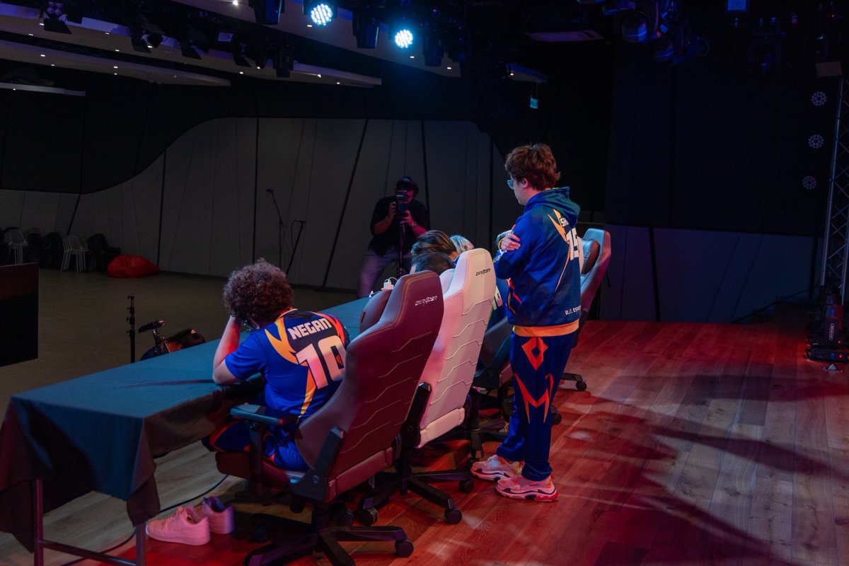 ACTEsportsClub's tweet photo. เมื่อห่างหายจากสนามแข่งมาเนิ่นนาน ได้เวลาซ้อมแข่งแบบเต็มคาราเบลไปเลยสิคร๊าฟ แอดมินจึงนำภาพบรรยากาศการซ้อมแข่งจริง !!

เอ๊ะ ว่าแต่ซุ่มซ้อมอย่างหนักขนาดนี้จะไปแข่งรายการอะไรนะ ? เตรียมรอประกาศได้เลยนะคร๊าฟ coming soon❗️

#ACT #ACTESPORTS #ESPORTS #ACTTeam #ACTESPORTSCLUB #ACTFORIT https://t.co/BvJGX5XOX9