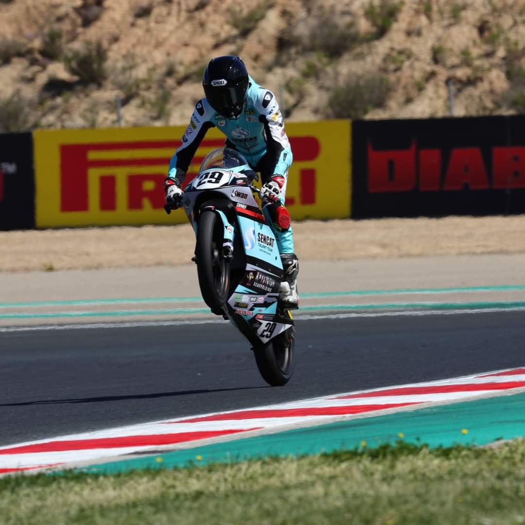 GrassrootsToGP's tweet photo. British Talent Cup Rider Report

Lucas Brown

Wow what a weekend where do I even start 🫣

Qualifying: p2 +0.190
I had a really good qualifying session I was on my own for almost the whole time I was slowly dropping my times until the last lap where I got caught up in traffic so I couldn’t make a final push for pole

Race1: p2 +0.046
I had a really good start in race 1 breaking away in a group of 5 at the front we battled hard all race long until me and another rider made contact up the straight causing me to roll off the throttle and drop down to 5th however I stayed with the group and with 5 laps to go 3 riders infront of me crashed leaving me with only 1 rider to battle with for the win I caught this rider back up and overtook on the last lap and lead out of the final corner unfortunately I got slipstreamed and passed to the line (partly because I forgot to move on the straight lesson learnt 🙄)

Race2: p4 +0.820
In race 2 I was starting from 2nd on the grid I got a good start and was battling for the lead in the first half until the red flag came out as I lead over the line it meant I started the restart from pole unfortunately it took me a while to get back into my rhythm on the restart and I slowly dropped to the back of the group once I got back into 4th I was waiting until the last lap to make a charge but onto the back straight I had a moment causing me to loose a little bit of time to the leading 3 which was not recoverable meaning I had to settle for 4th.

Race3: p1 -0.008
In race 3 I started from 3rd on the grid i had another good start and was in 2nd for the majority of the first half of the race I then got into the lead and got into my own rhythm and started to tick off laps in the lead as it came down to the last lap I held off the attacks from behind until the final corner where I was passed I got the cutback and held them off to the line taking my first victory in the @britishtalentcup

I have to say a big thank you to the team @richm.999 Keith and @victor_rodriguez_19 who have worked non stop all weekend to make sure my bike was the best I also have to thank my mum dad and all my sponsors for an amazing start to the year and I can’t forget my grandpa who made the trip down to support me.

#MotoGP #BritishTalentCup #RoadtoMotoGP