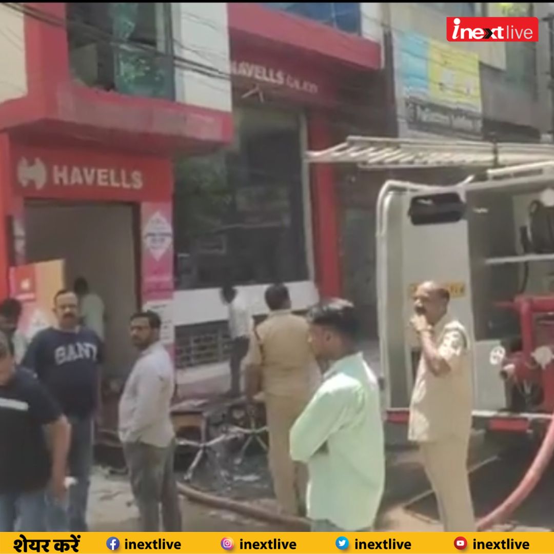 #Lucknow विभूतिखंड मार्केट में मौजूद हैवल्स कंपनी की चार मंजिला बिल्डिंग में लगी भीषण आग। रेस्क्यू कर अंदर फंसे लोगों को निकाला गया। दमकल की चार गाड़ियों ने आग पर पाया काबू। लखनऊ के गोमतीनगर में है विभूतिखंड मार्केट। #LucknowNews #Fire #GomtiNagar #VibhutiKhand Via :…