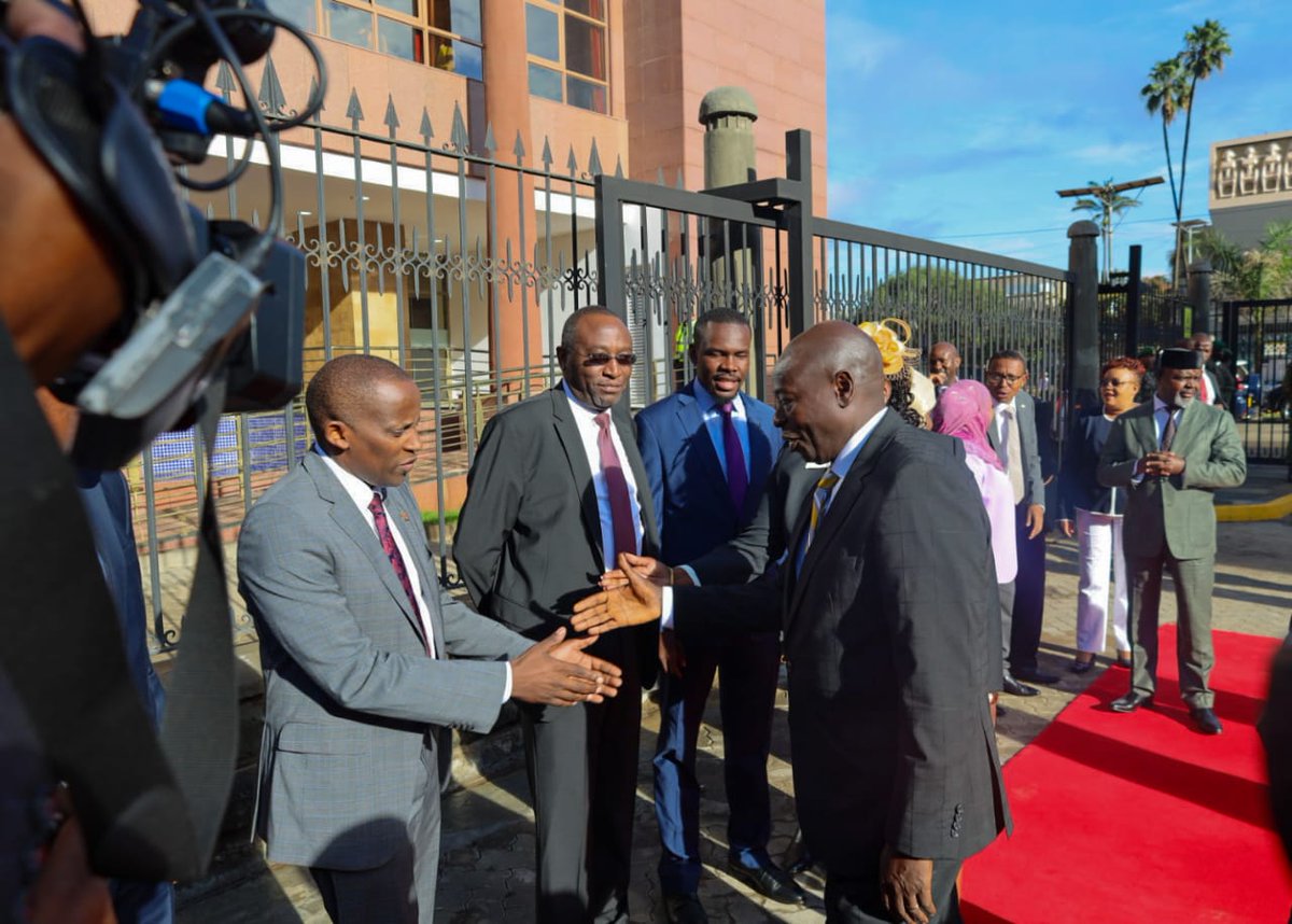 H.E the President Dr. William Ruto being welcomed to Bunge Tower by Senate Speaker @HonAmasonKingi and National Assembly Speaker and PSC Chairman @HonWetangula .