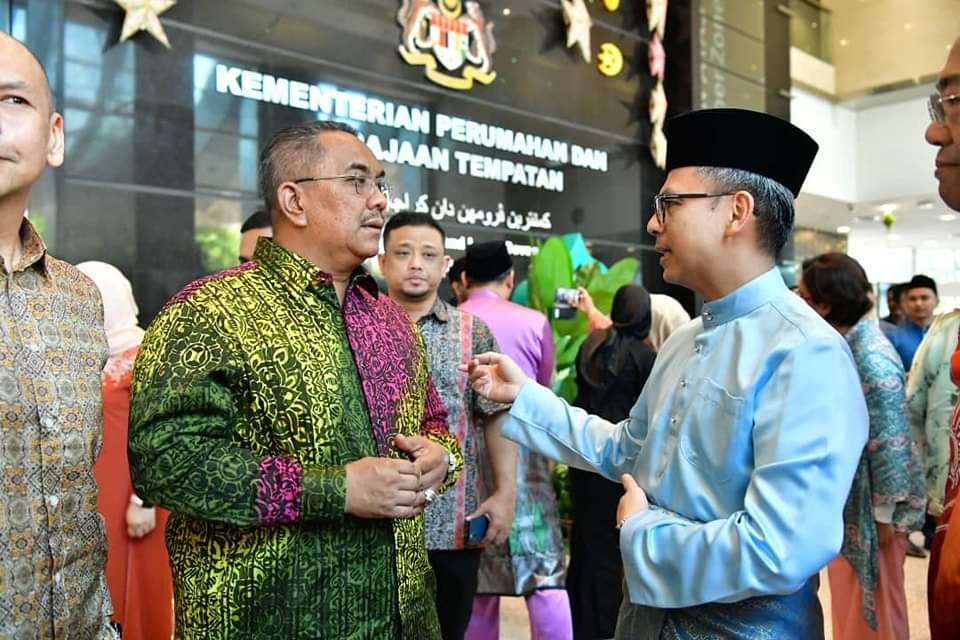 Gol & Gincu jumpa Litar & Lumba 😆 Terserempak dengan Menteri Besar Kedah, YAB Sanusi Md Nor di Rumah Terbuka Kementerian Komunikasi dan Kementerian Perumahan dan Kerajaan Tempatan. Tak gaduh apa pun. Cuma bincang masalah internet di Kedah yang akan diselesaikan melalui…