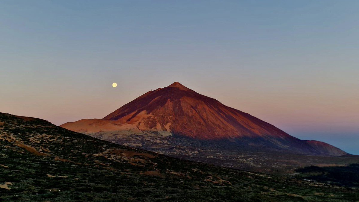 Luna llena sobre el Teide. Que atentado natural !!