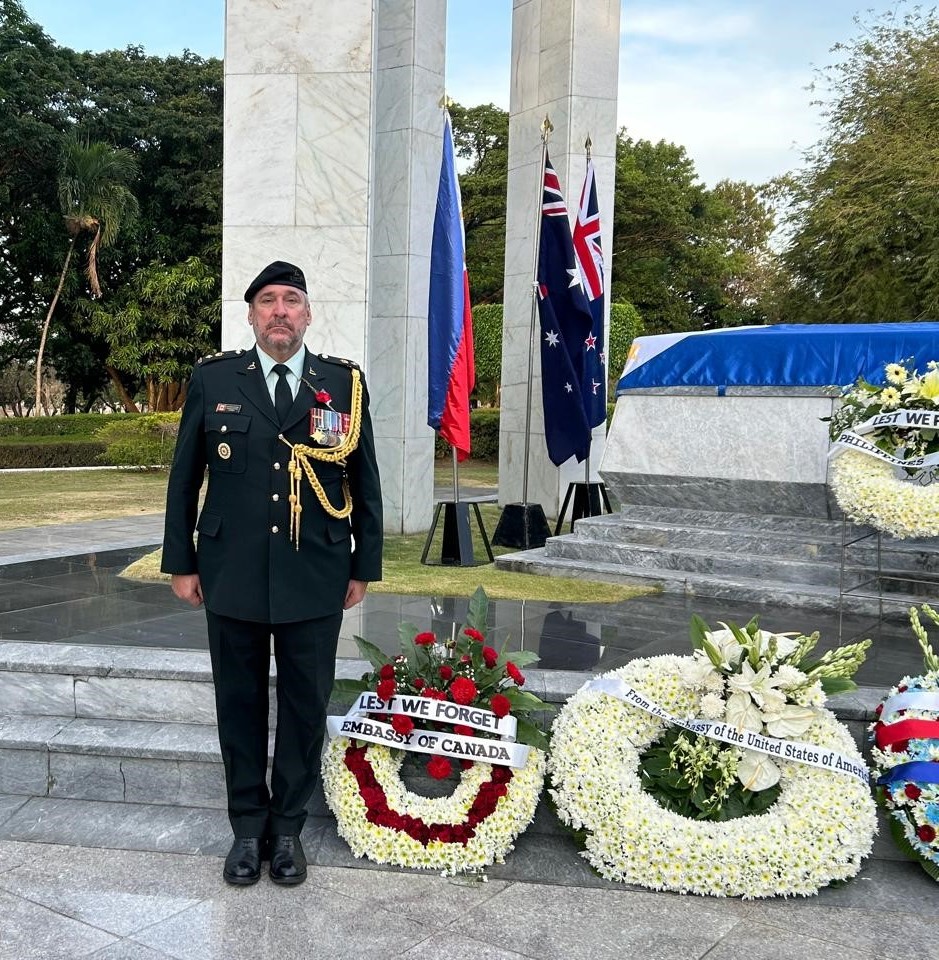 In solemn remembrance of the 109th #ANZAC Day, @CanEmbPH 's @AmbDBHartman and Defence Attaché Lt.Col. Jason King paid tribute to the fallen heroes of the Australian and New Zealand Army Corps. At the going down of the sun and in the morning, we will remember them. #LestWeForget