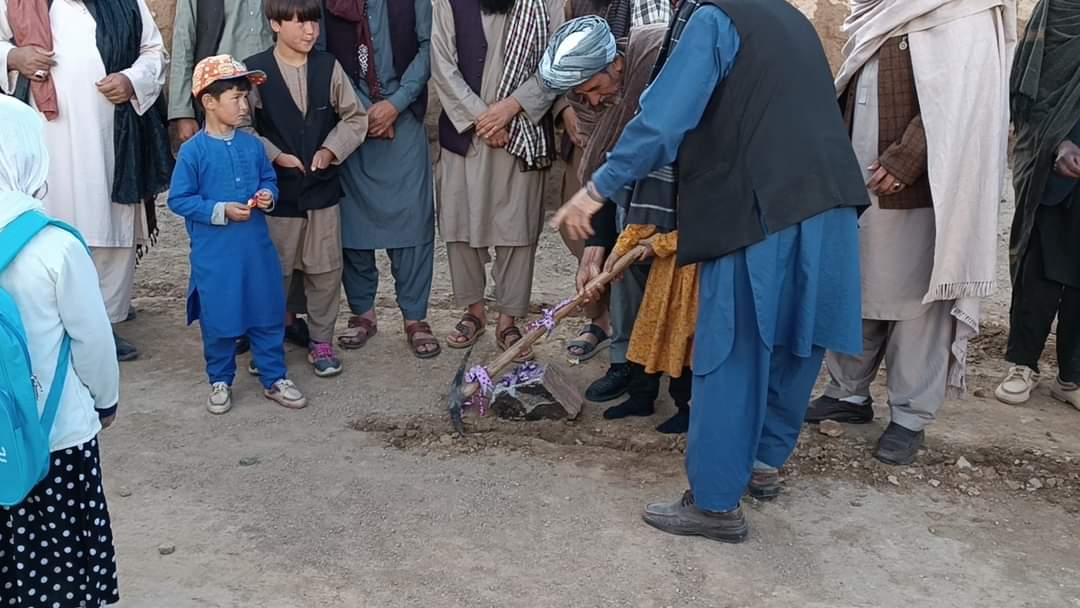 Qudrat_MOSAVI's tweet photo. باشندگان روستایی غاسور ولسوالی شهرستان دایکندی کار ساخت تعمیر «مکتب لیسه‌ دخترانه‌ی غاسور» را با هزینه‌ی شخصی‌شان روز گذشته (چهارشنبه ۵ ثور) آغاز کرده‌اند.

مسئولان محلی و باشندگان روستایی غاسور می‌گویند که تعمیر این مکتب دارای ۱۲ صنف خواهد بود و به شکل پخته ساخته می‌شود. https://t.co/nqH5fpv0yi