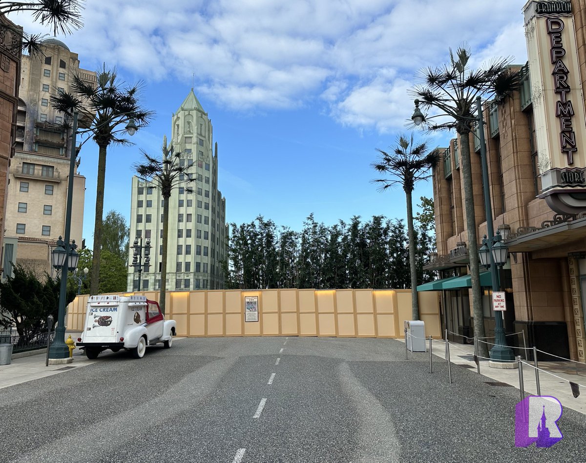 🔧 On Hollywood Blvd. the right side cardboard building has been completely removed. Feels empty!