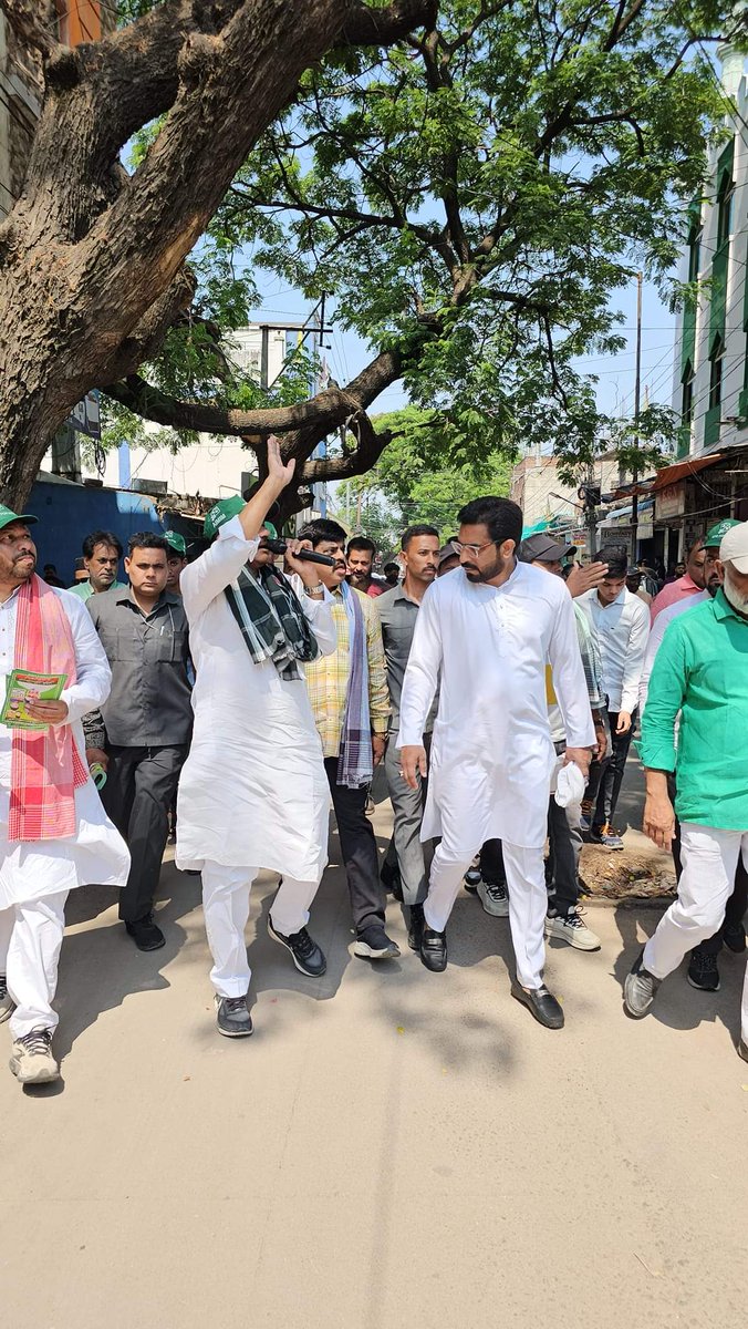 syedsulaiman92's tweet photo. On the instructions of #AIMIM Party President Barrister #AsaduddinOwaisi, AIMIM MLAs @MohdMubeen58 & @Md_MajidHussain today at early morning holds a Door to Door Election Campaign at Achi Reddy Nagar & surrounding areas under Nawab Sahab Kunta Division @ Bahadurpura Assembly Constituency under #Hyderabad Parliamentary Constituency.

#Owaisi
@asadowaisi
#VoteForKite
#VoteForAIMIM #LokSabhaElections2024