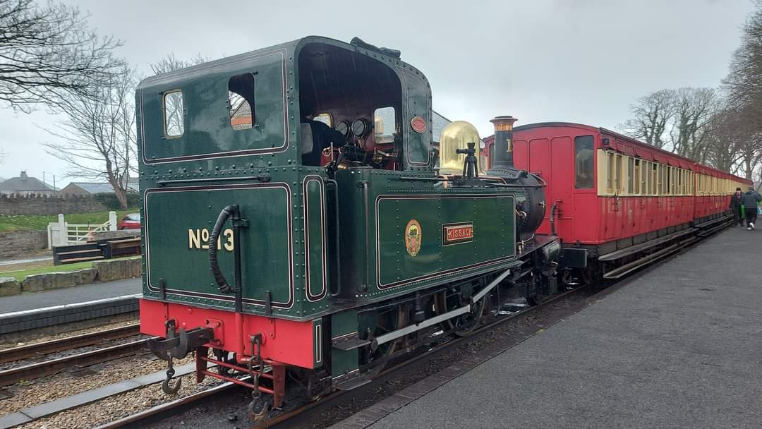 No.13 𝘒𝘪𝘴𝘴𝘢𝘤𝘬 of 1910 earlier in the season with a northbound service awaiting departure; the railway is running again today and the gift shop is open #iomrailway #heritage #steam #nostalgia #greatphoto #Castletown #placetobe #IsleofMan #Kissack #BeyerPeacock #IMR150
