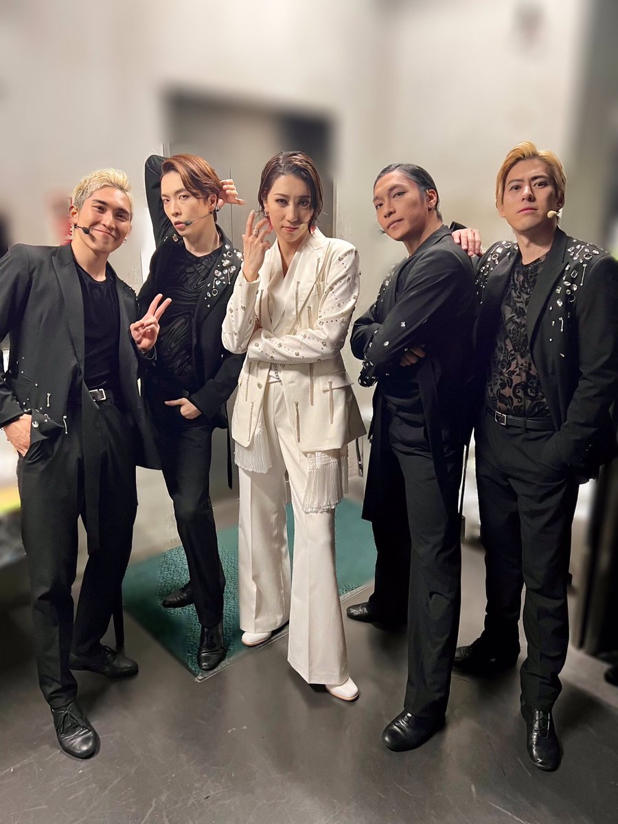 hiroki0823's tweet photo. 敬語抜きでお話もできるようになったのに、衣装でのツーショットをお願いしたらポーズと共に無自覚なスターオーラを急に出しはって、それをまともに食らった私は筋肉が強張り、手はグーに。
そしてまた会話が敬語に戻りそうになった時の写真です。
皆がいれば平気なんだけど笑
#unknown
#真風涼帆 さん https://t.co/MdMuts7KJq