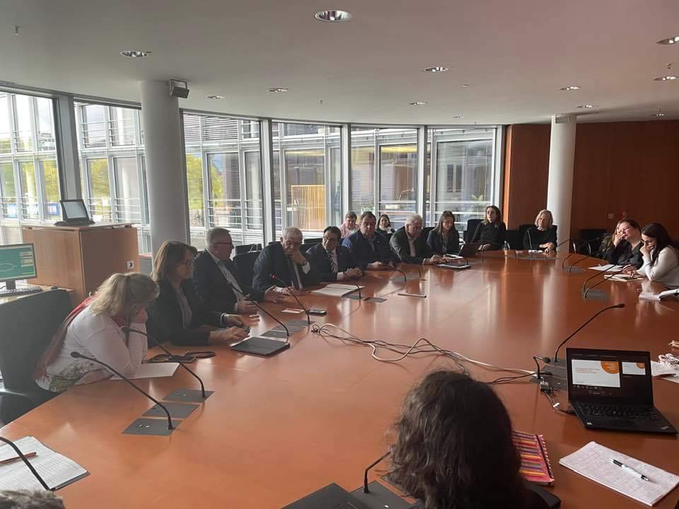 Zu Gast beim Parlamentskreis Tafel im @Bundestag. Wir haben die Gelegenheit genutzt, für Tafeln wichtigen Themen und Initiativen zu besprechen. Wir freuen uns über die Unterstützung aller demokratischen Fraktionen, über die Wertschätzung und die offene, konstruktive Diskussion.