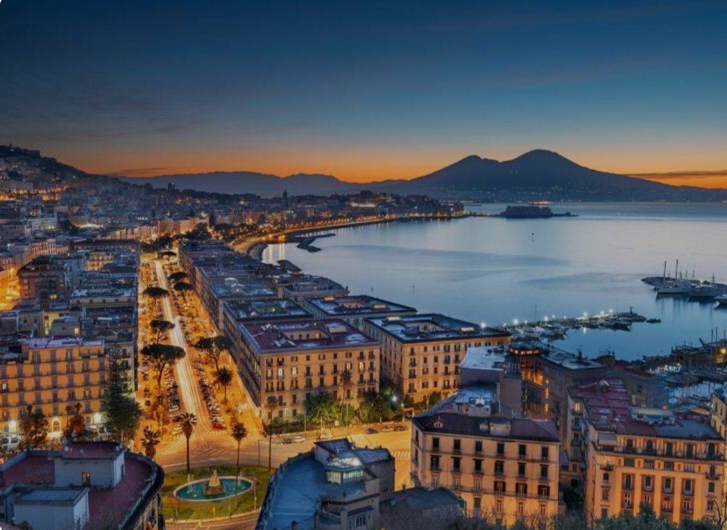 Serendipity0025's tweet photo. Omero racconta che Ulisse volle sfidare il canto angelico delle sirene, tra le quali Partenope che per amore si suicidò. Il suo corpo arrivò fino al golfo di #Napoli. Qui si dissolse prendendo la forma della città: la sua testa è la collina di Capodimonte e la sua coda Posillipo. https://t.co/01mdptROjO