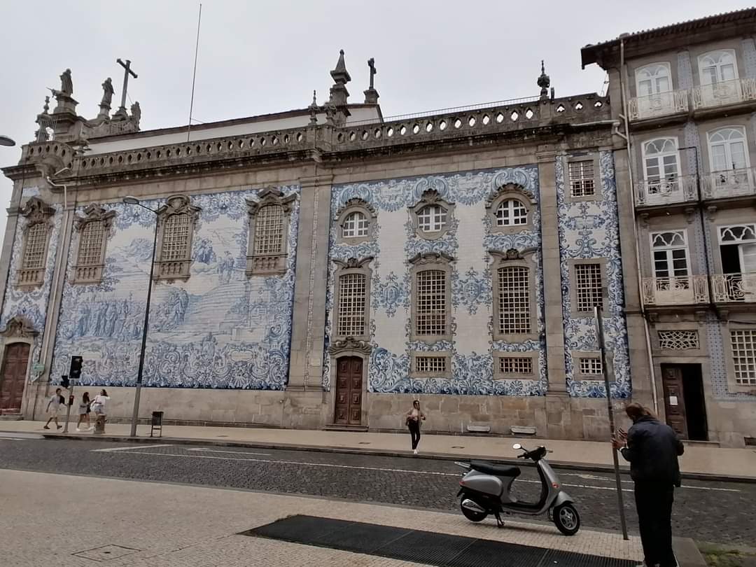 A Igreja do Carmo ou Igreja da Venerável Ordem Terceira de Nossa Senhora do Carmo, localiza-se no cruzamento entre a Praça de Carlos Alberto e a Rua do Carmo, nas proximidades da Igreja e Torre dos Clérigos, na cidade do Porto. #Igreja #Carmo #Porto #visitPorto #travelphotography