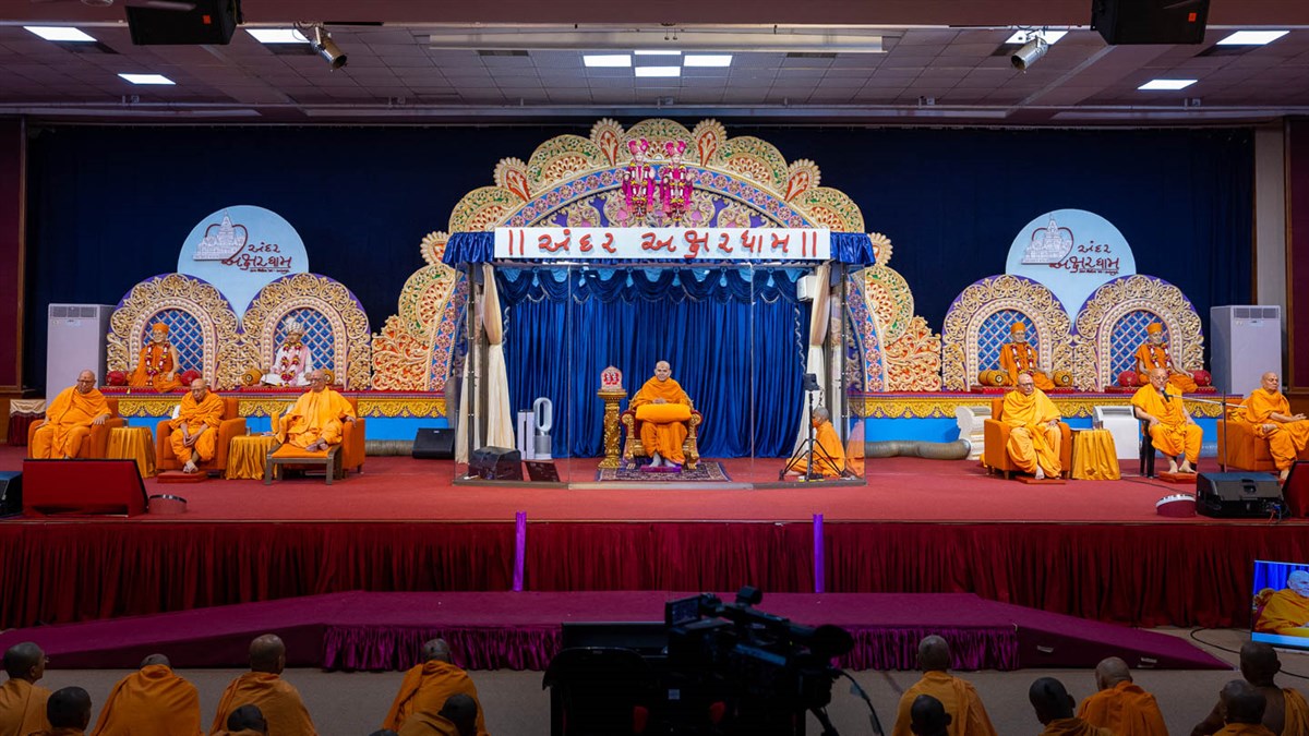 HH Mahant Swami Maharaj's Vicharan: 24 April 2024, Sarangpur, India gfrc6.app.goo.gl/5A1R