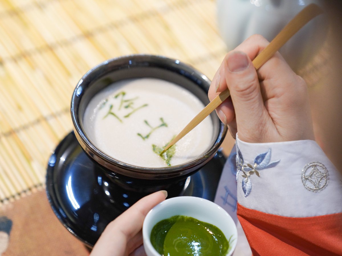 Warm tea cups, tea powder added, water poured to mix... Recently, tourists from #France experienced the thousand-year-old Song Dynasty tea ceremony🍵 in #Jingshan, #Yuhang 📍,#Hangzhou.#CulturalHeritage