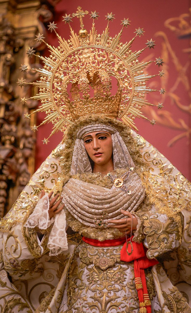 EspDeTriana's tweet photo. #ACTUALIDAD | Nuestra Señora de la #Esperanza porta la saya que estrenara en 1989, bordada por el taller de Benjamín Pérez. 

El tocado que enmarca su rostro es de encaje de aplicación de Bruselas sobre malla dorada y encajes de puntas de España.

#EsperanzaDeTriana https://t.co/9N1An2Mc5p