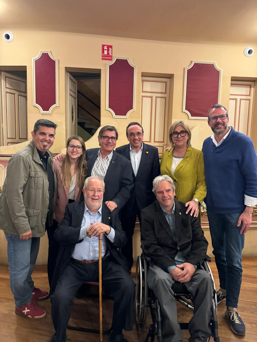 Acte multitudinari a #Martorell, el municipi de @JuntsXCat amb més regidors (16 de 21): la manera de fer i de ser de l’alcalde @xavifono, heretada del gran Salvador Esteve. El President Pujol fa públic el seu suport al President @krls: “és qui millor pot defensar Catalunya”.