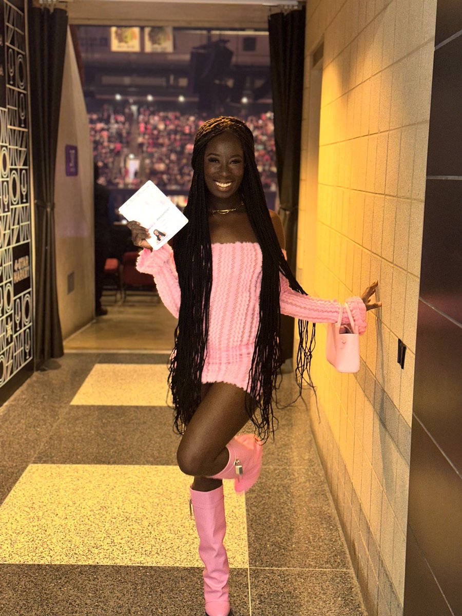Thechick209's tweet photo. Ladies and gentlemen, we’ve arrived in #GagCityChicago #PinkFriday2GagCityWorldTour @NICKIMINAJ https://t.co/cbuHrWNZMg