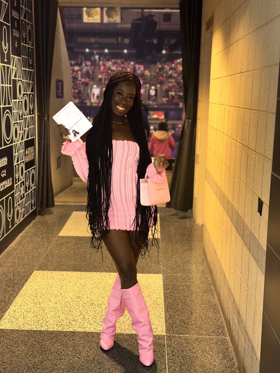 Thechick209's tweet photo. Ladies and gentlemen, we’ve arrived in #GagCityChicago #PinkFriday2GagCityWorldTour @NICKIMINAJ https://t.co/cbuHrWNZMg