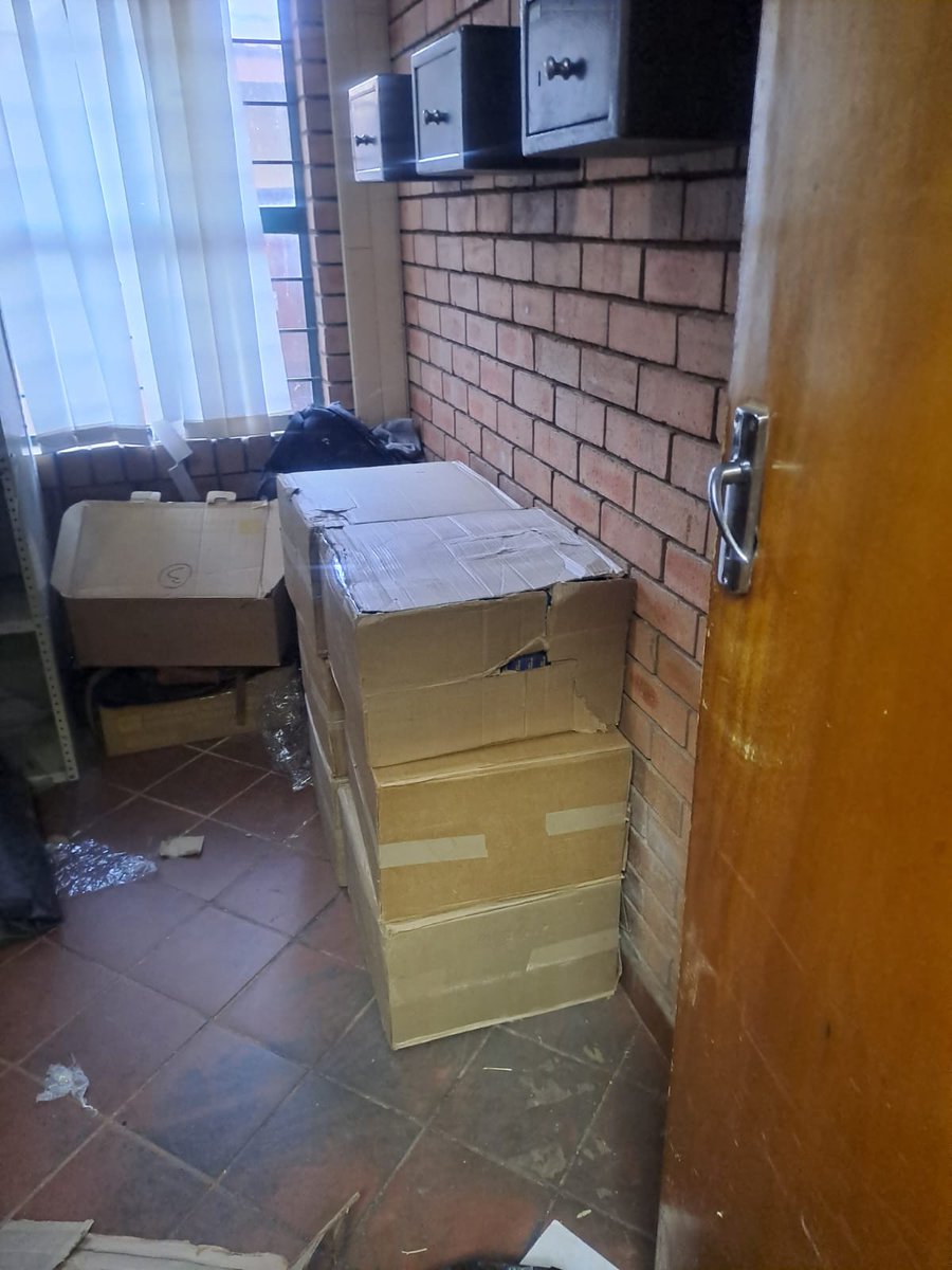 #sapsLIM #SAPS Musina Task Team confiscated a Toyota bakkie and illicit cigarettes with a combined  value of more than R350,000.00 during an intell driven op at Matswale Extension 10, on Wednesday 24/04. Suspect sought. Info->Capt David Mashambe on 082 488 3140. #CrimeStop…