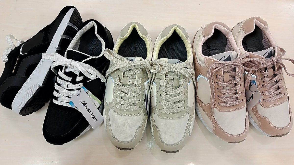 CAMINAR_shoes's tweet photo. #カミナルにまた話題の商品が新しく仲間入り☺
試してみましたが今まで履いていたウォーキングシューズやスニーカーとはかなり違った履き心地👟まるで竹踏みでもしているかのよーな?足裏にフィット感と幅の広い解放感と…うまい表現が見つからず…💦
靴の裏底を見てもらうと特徴的ですね☺️
#MIDFOOT https://t.co/F1g5CGBgVT