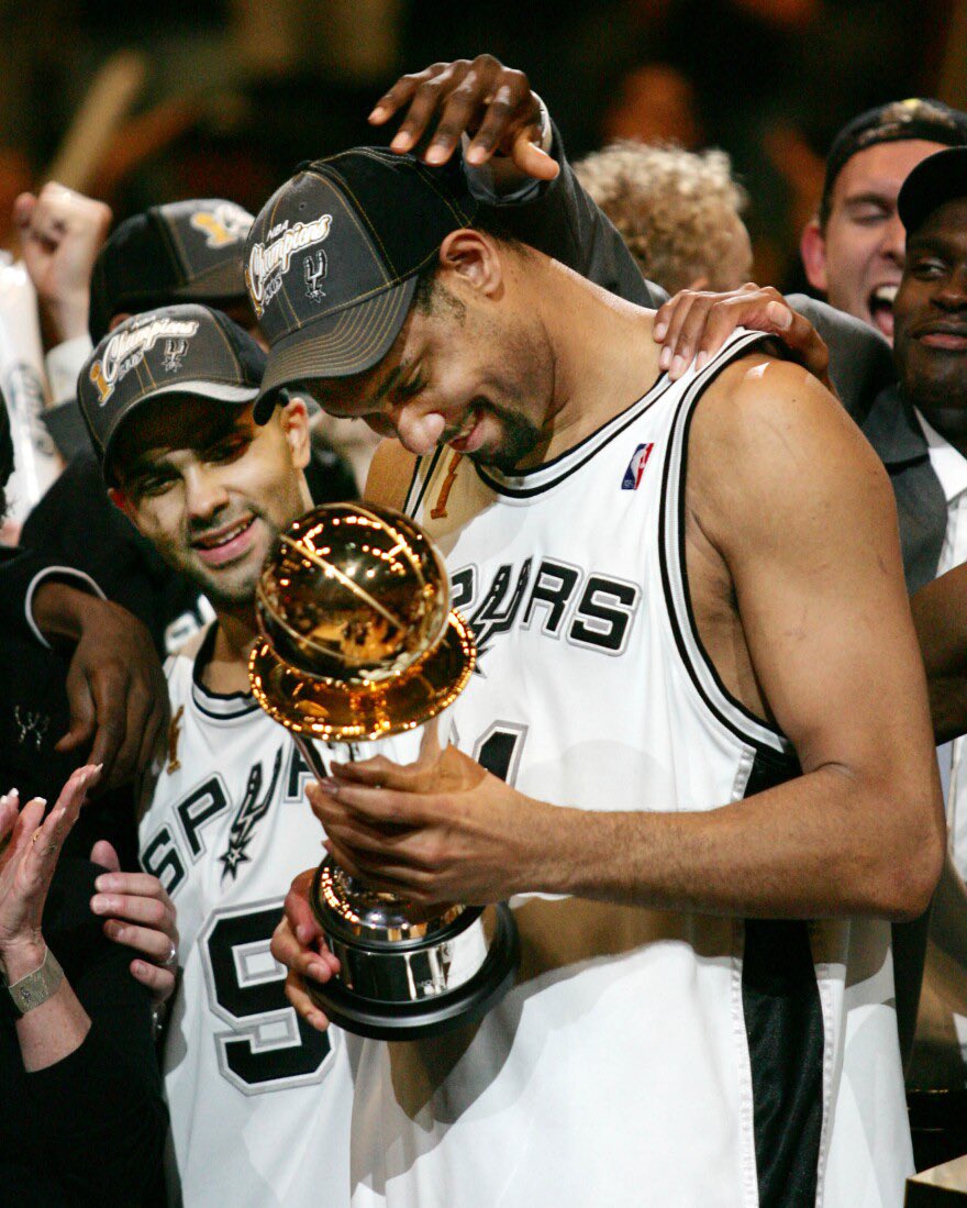 C’est un des plus grands joueurs de l’histoire et il fête aujourd’hui son anniversaire… 🎂 TIM DUNCAN A 48 ANS 🎂 5x Champion NBA 3x Finals MVP 2x MVP 15x All-Star 15x All-NBA 15x All-Defensive ROTY 1998 2️⃣1️⃣ retiré par les Spurs 🏅 Hall Of Famer …et plus encore