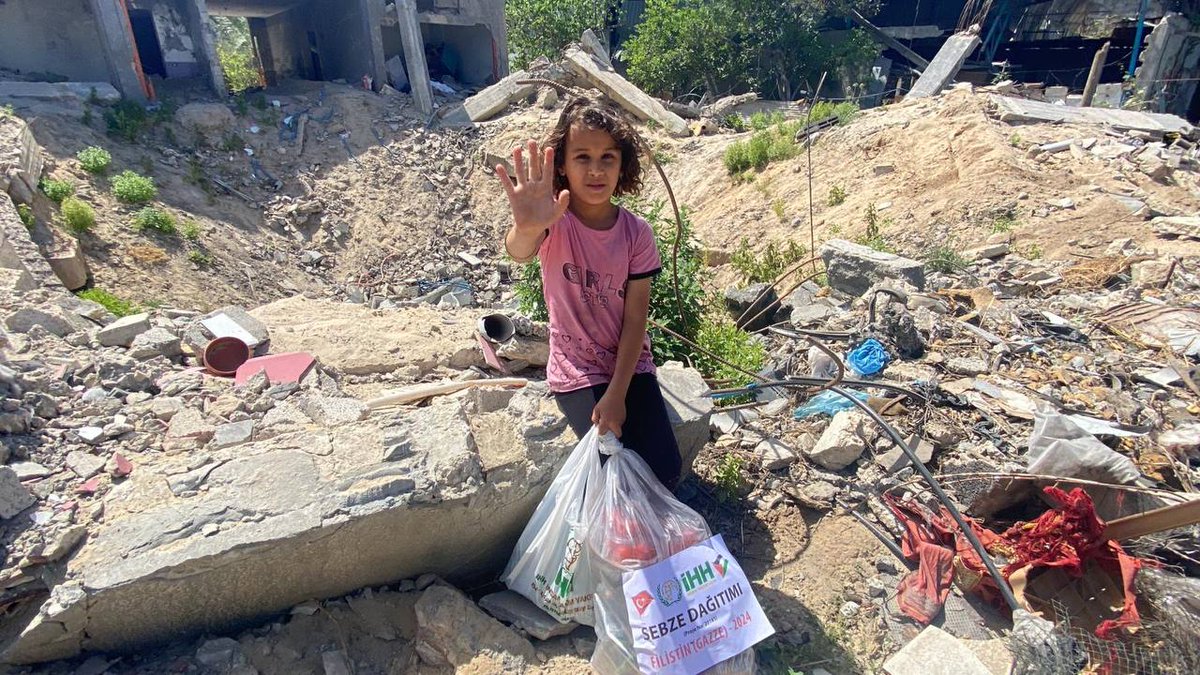 🇵🇸 Gazze'nin kuzeyindeki Rimel ve Zerqa bölgelerindeki ailelere, gıda kumanyası yardımlarınızı ulaştırdık. Destek olmak için: 📨 FİLİSTİN yazıp 4072'ye SMS göndererek 130 TL yardımda bulunabilirsiniz. 🌐 Bağış: ihh.org.tr/bagis/filistin… İnsan Hak ve Hürriyetleri ve İnsani Yardım