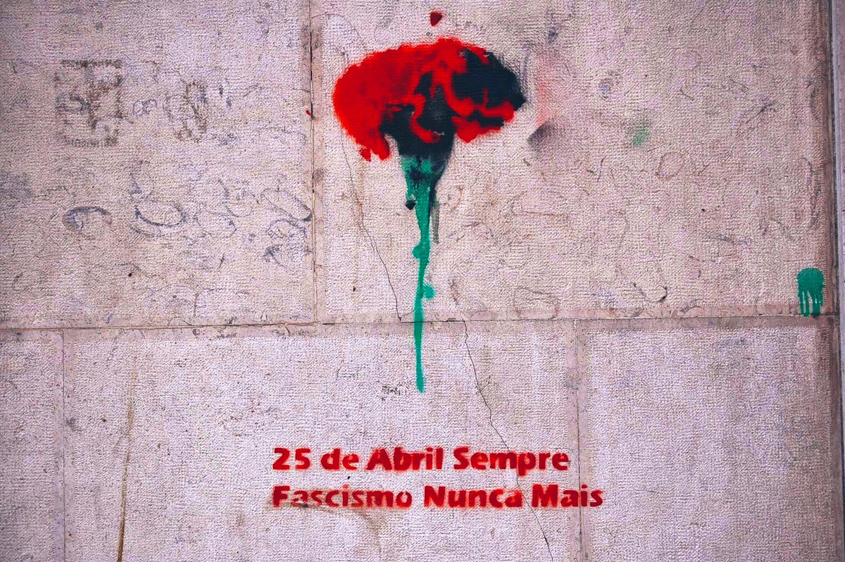 O povo é quem mais ordena. Fascismo nunca mais. #25AbrilSempre 🌹