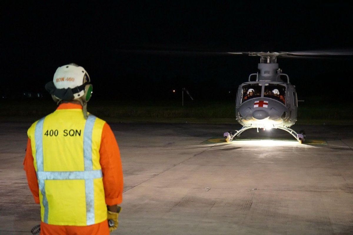 Asah kemampuan, Skuadron Udara 400 Wing Udara 2 gelar Latihan Terbang Malam dengan menggunakan Helikopter Bell 412 di area latihan sekitar Banjar Kemuning, Sidoarjo, Selasa (23/04). #tniprima #profesional #responsif #integratif #modern #adaptif