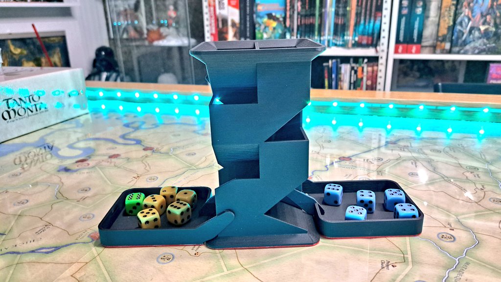 Cómo mola la torre de dados de @Ministeriodejuegos con el logotipo de las @Velezwargamecon ....@KarlMartinyCia espero tomar Calais con estas tiradas!!!🤣🤣🤣