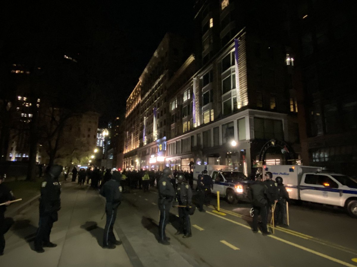 <a href="/wutrain/">wutrain</a> Everyone in this picture is a cop, maybe 200 here on the taxpayer dollar, all too violently arrest people for the crime of erecting tents.

But look closely at the gate -  the flag still flies 🇵🇸
