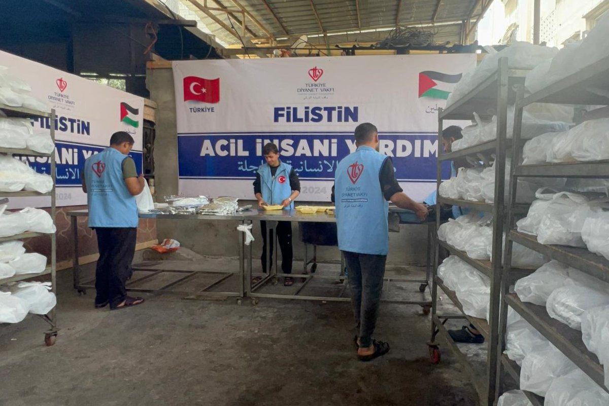 Milletimizin yardımlarıyla Filistinli kardeşlerimizin yanındayız İsrail’in ablukası ve saldırısı altındaki kuzey Gazze'de kaynayan kazanlarımızla Filistinli kardeşlerimize sıcak yemek ulaştırmaya devam ediyoruz. #ÖzgürFilistininYanındayız