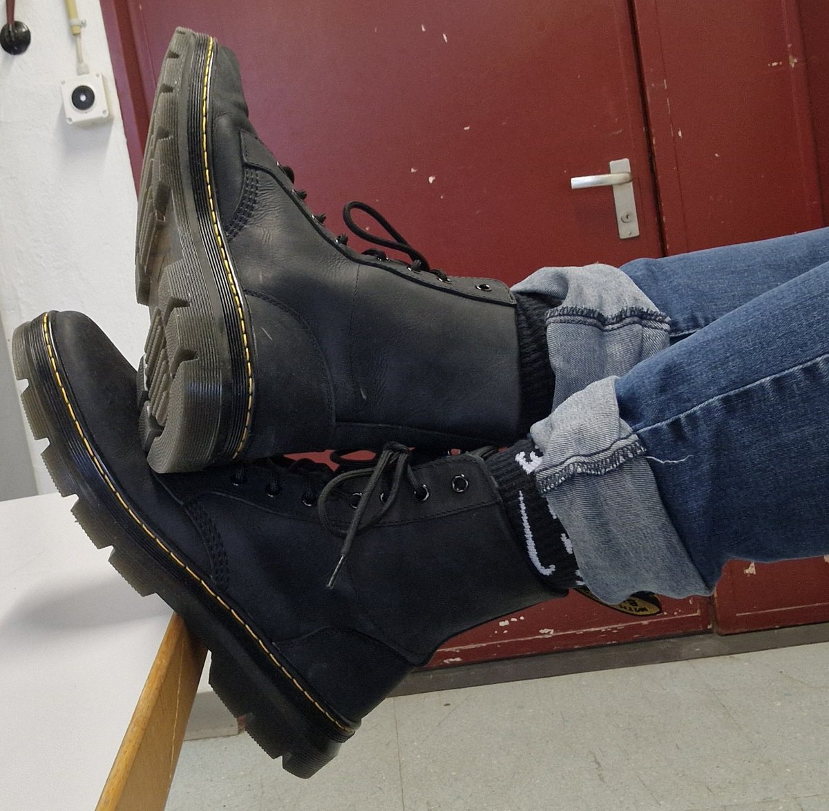 Sniff_Master_CH's tweet photo. Work with me😈

#nikesocks #drmartens #boots #smellysocks #dirtysocks #Master #dom #proll #work #massage #socks #feet #legs https://t.co/ZNMJzMmH6W