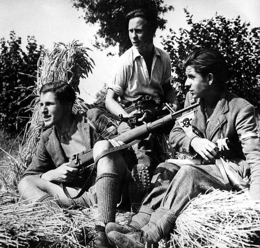 🇨🇵 French resistance fighters in Normandy with a rifle likely seized from the enemy:
🇩🇪 Mauser Karabiner 98k
◇ 7.92×57mm Mauser
It was adopted on 21 June 1935 as the standard service rifle by the German Wehrmacht.