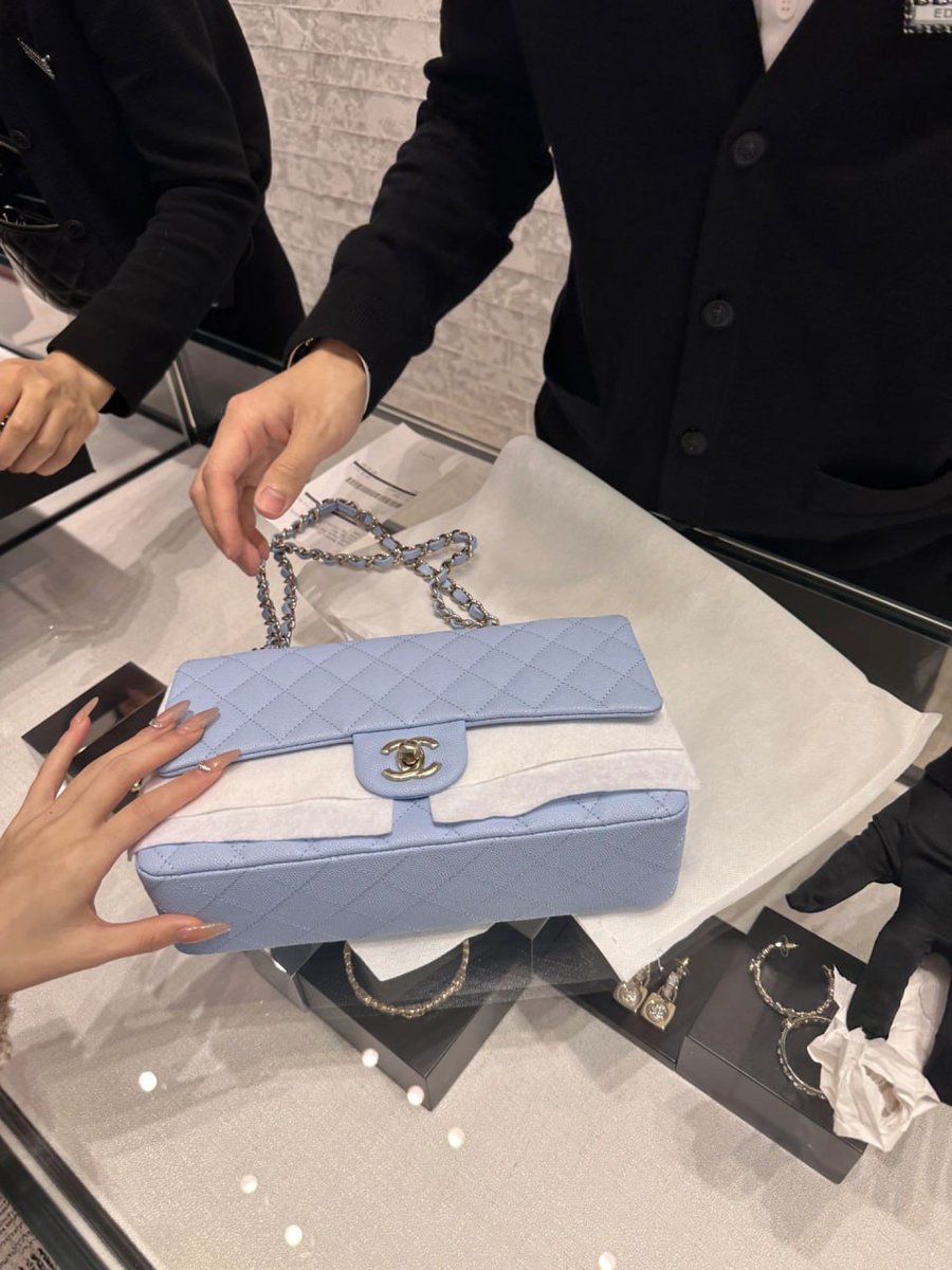 AlexandraW95913's tweet photo. How many bags will a woman have in her life? How many necklaces? How many pairs of earrings? Who calculated it, lol https://t.co/HPaz78ncdn