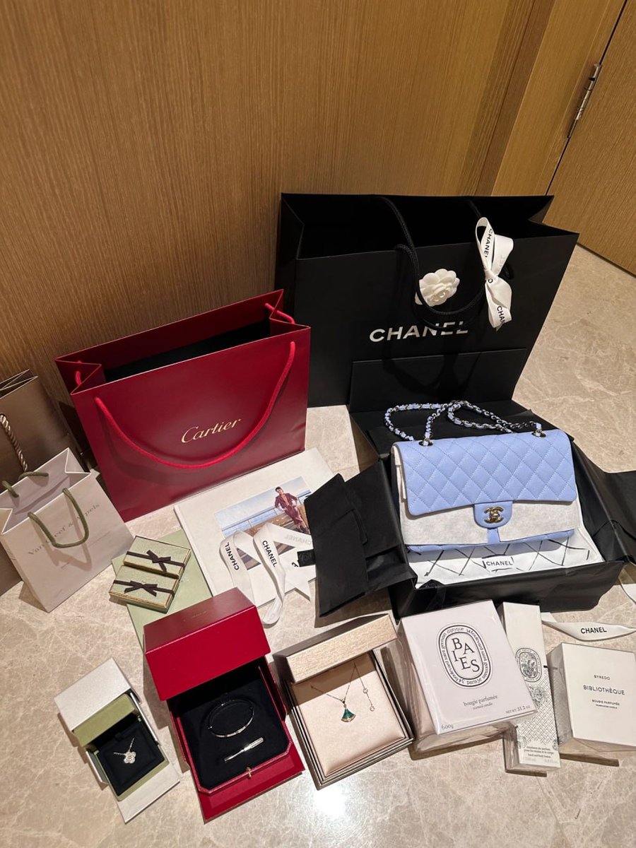 AlexandraW95913's tweet photo. How many bags will a woman have in her life? How many necklaces? How many pairs of earrings? Who calculated it, lol https://t.co/HPaz78ncdn