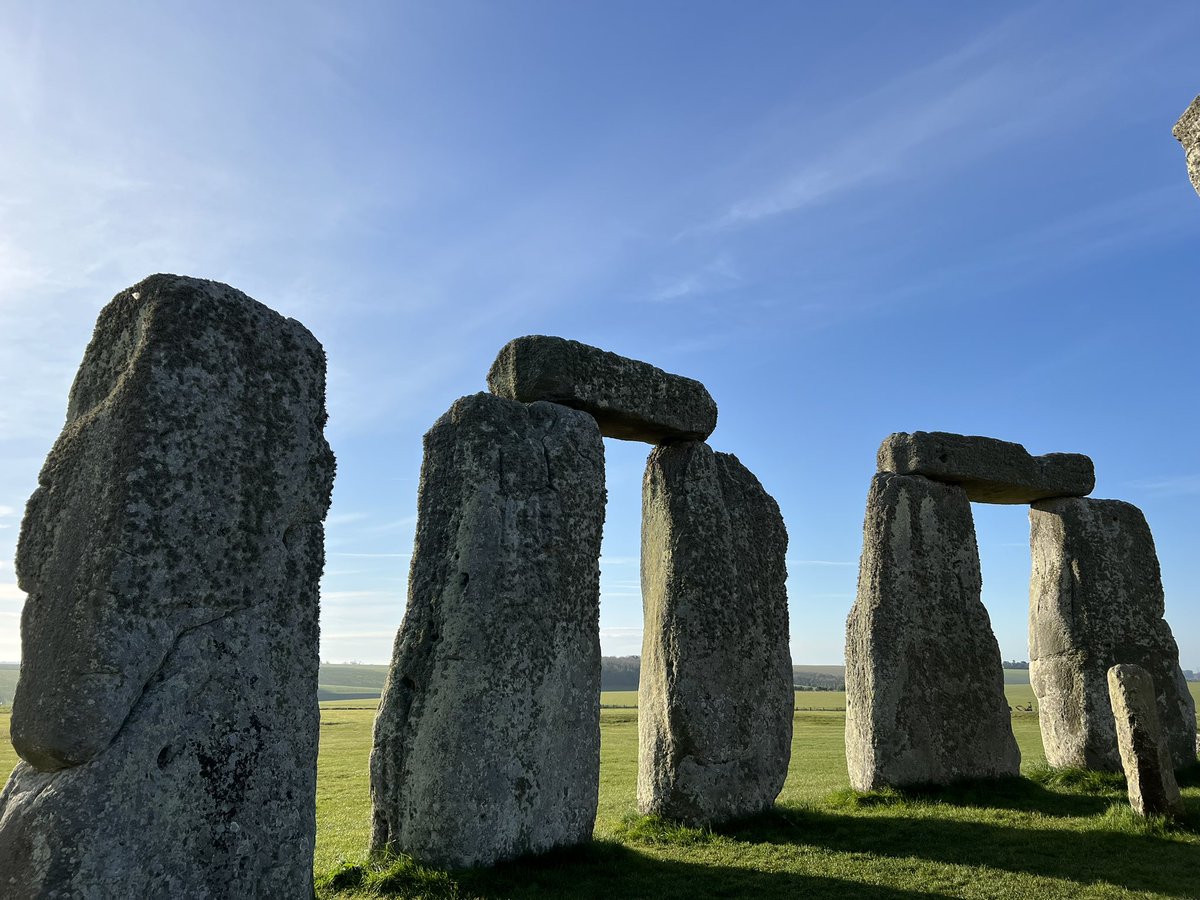 Sunrise at Stonehenge today (25th April) was at 5.51am, sunset is at 8.20pm 🌤️