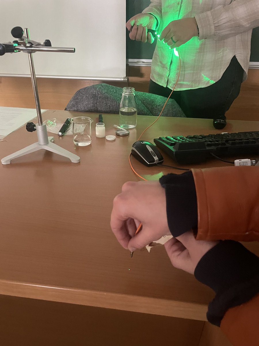 Avui a Materials i civilització hem estudiat la importància de la fibra òptica per a la medicina contemporània 💊 i la societat de la informació ℹ️ que, entre altres aplicacions, ens dona accés a internet 🛜

Per entendre el seu funcionament, hem experimentat amb làsers 🔦