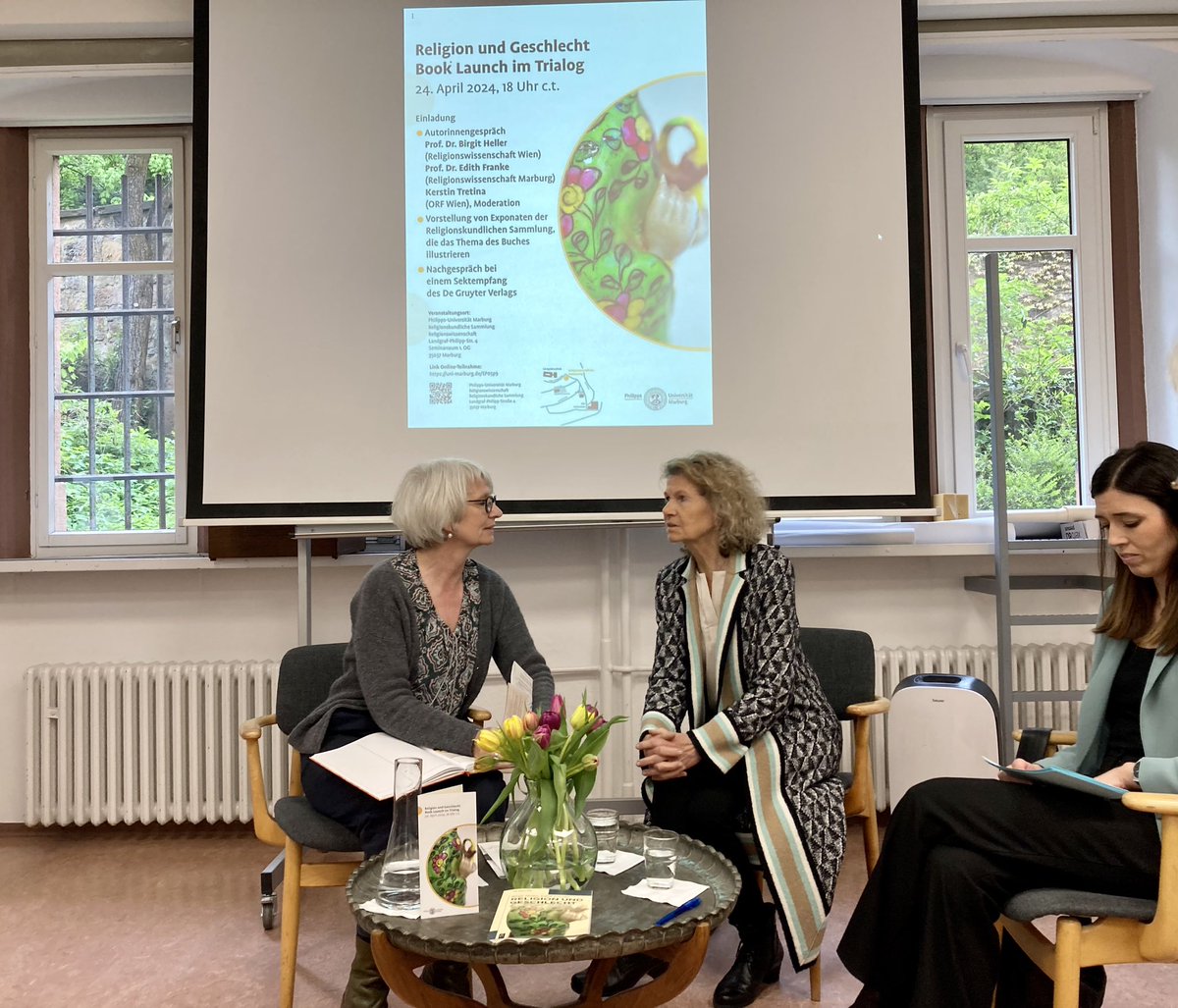 #booklaunch 
Vor vollem Saal haben Birgit Heller und Edith Franke ihr Studienbuch „Religion und Geschlecht“ vorgestellt. Wichtige Themen des Gesprächs mit Kerstin Tretina (ORF) waren die Position von Wissenschaftlerinnen in und feministische Zugänge zur Religionswissenschaft.