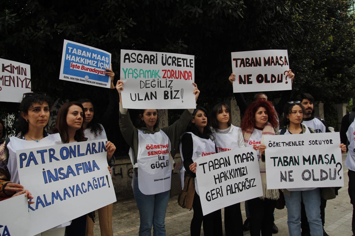 ogretmensendika's tweet photo. On binlerce öğretmen bugün çalıştıkları okullara, iş yerlerine büyük bir öfke ile gitti. @Yusuf__Tekin , @tcmeb ve @Akparti 'ye ifade etmekte fayda var. Yalanlar, tutulmayan sözler sorunu ortadan kaldırmaya yetmez. Sorun tüm yakıcılığı ile orta yerde duruyor. Bizi kölelik koşullarında patronlara yem etmeye çalışanlara söyleyelim. TÖZOK, TÖDER, TÖZEF ve tüm lobiciler şunu iyi anlasın. 

Kriz büyüyecek. İş yerleri ve kent meydanları öğretmenlerin talepleri ile sarsılacak! #YusufTekinİstifa Edecek!